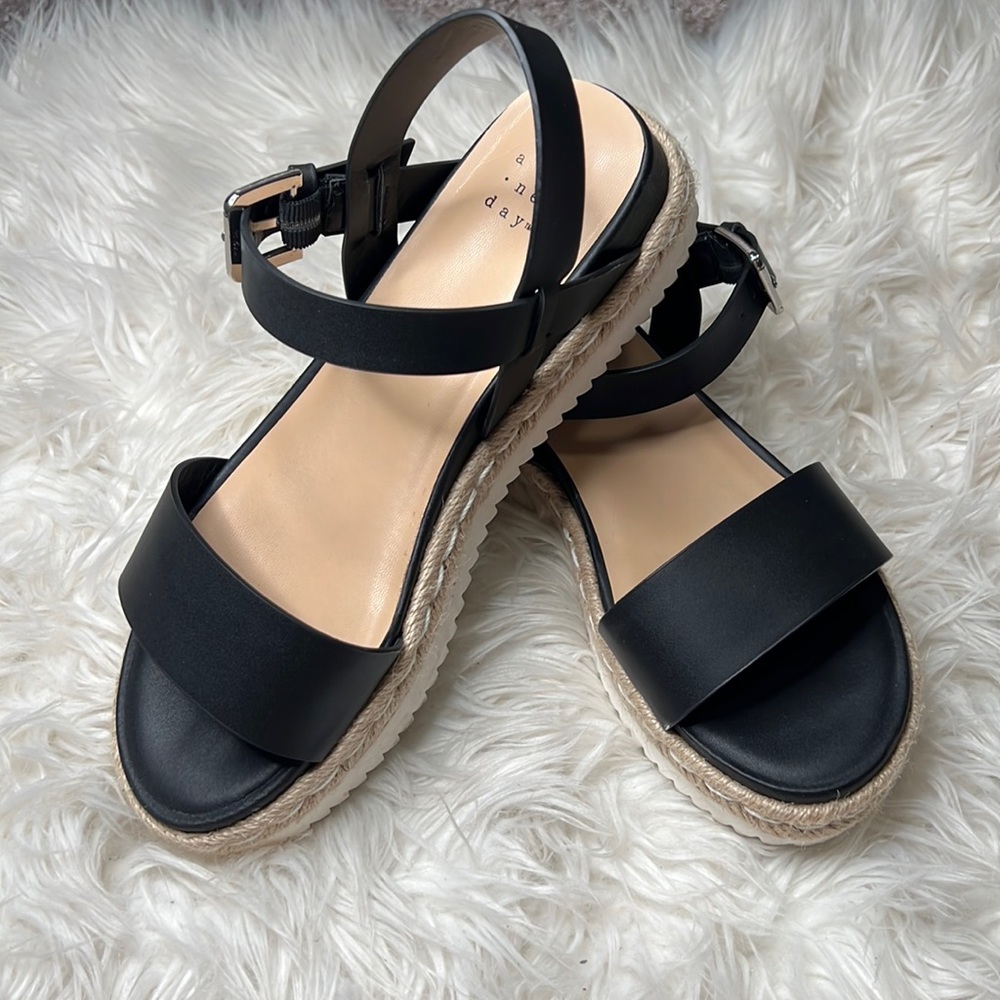 ** BARELY WORN ** • a new day strappy sandals •